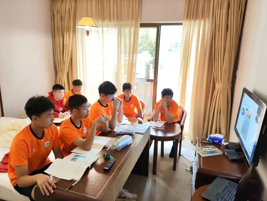 包含青少年足球教育资源不断丰富，线上课程与线下实战相结合的词条