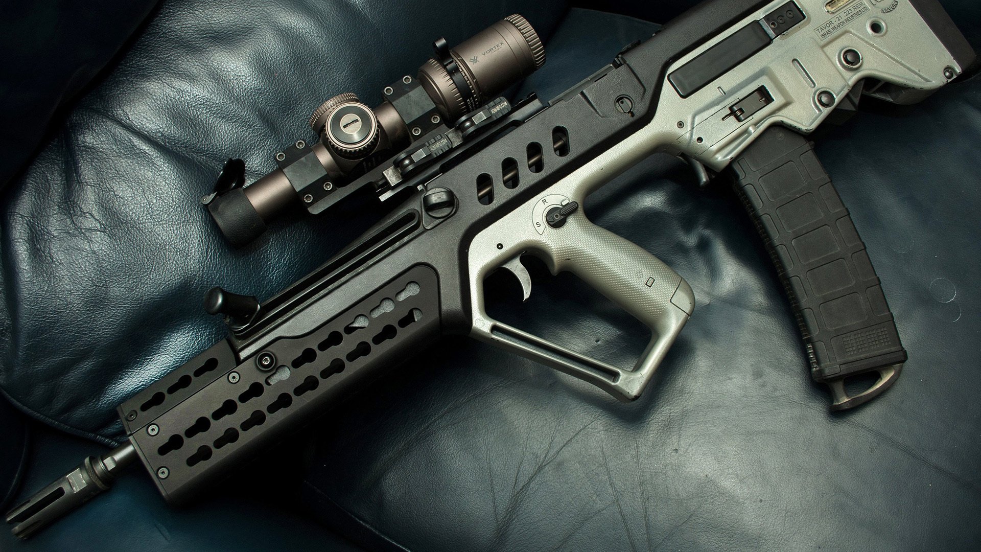 训练场地翻新完成球员训练积极性高涨表现更为投入，球场翻新方案