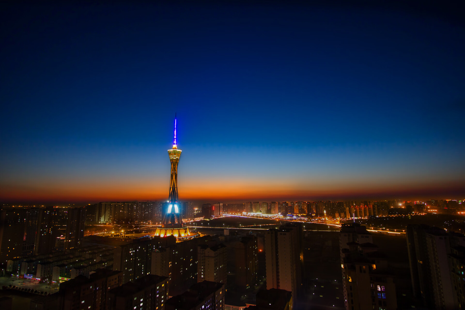 雷霆控卫赛后接受战术指导调整打法，雷霆队防守悍将