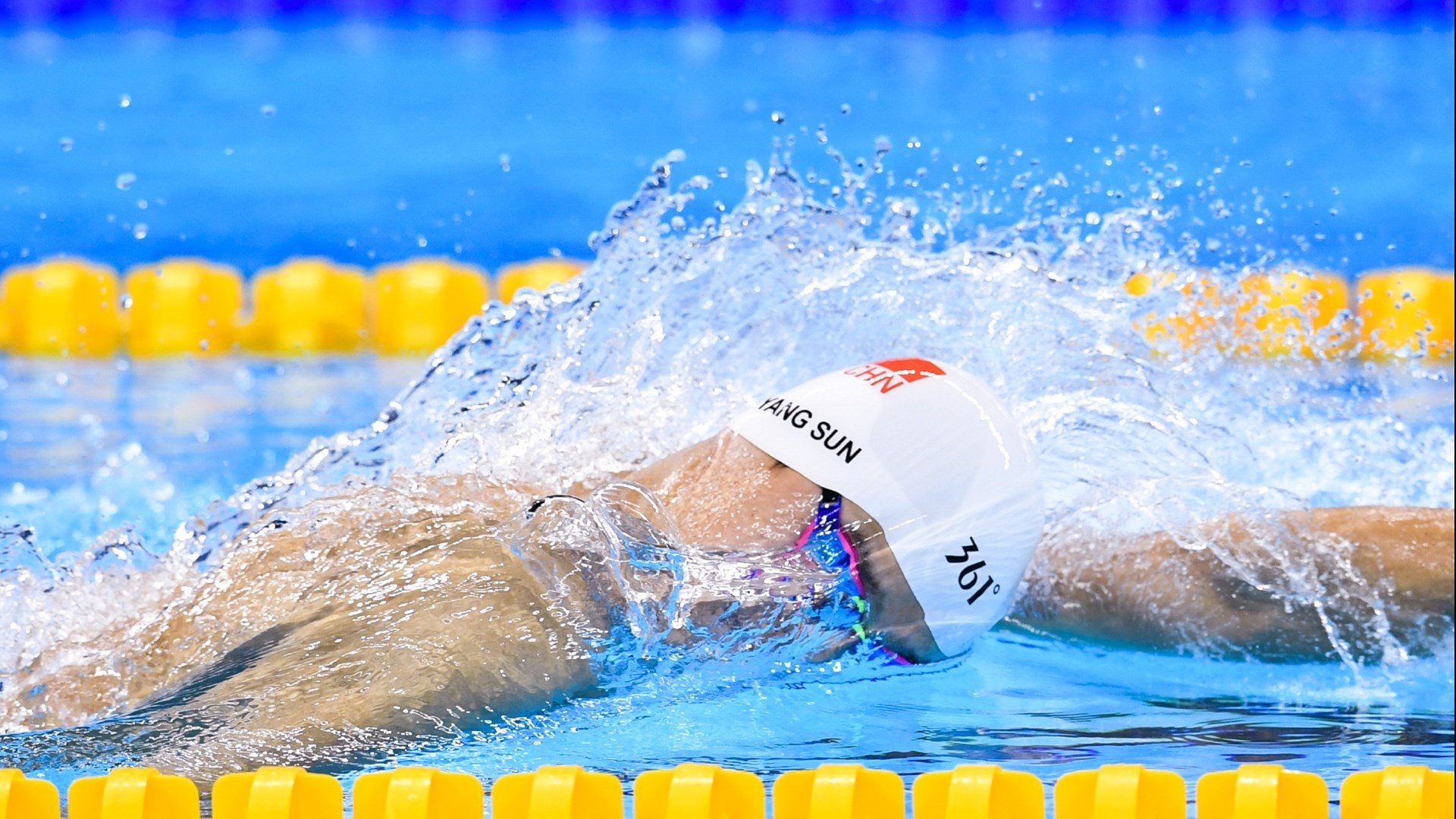 海穴洞潜水探秘，深海奇观等待勇者发现，海底矿洞坐标