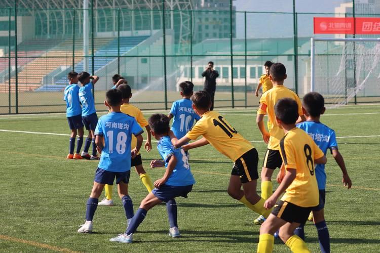 包含爱游戏体育:中国足球青训基地举办青少年足球比赛：检验青训成果，选拔优秀苗子的词条
